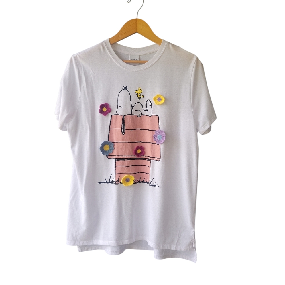 Peanuts Women's Snoopy White T-Shirt Short Sleeve Crochet Flowers Size Large